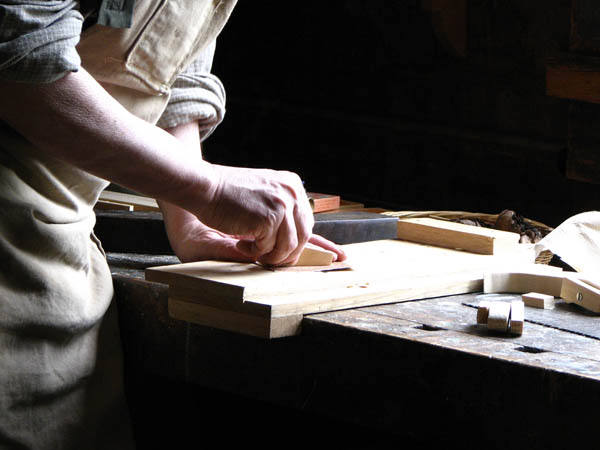 Nacemos de la influencia y formación  heredada en el sector de la <strong>carpintería de madera y ebanistería  en Boiro.</strong>